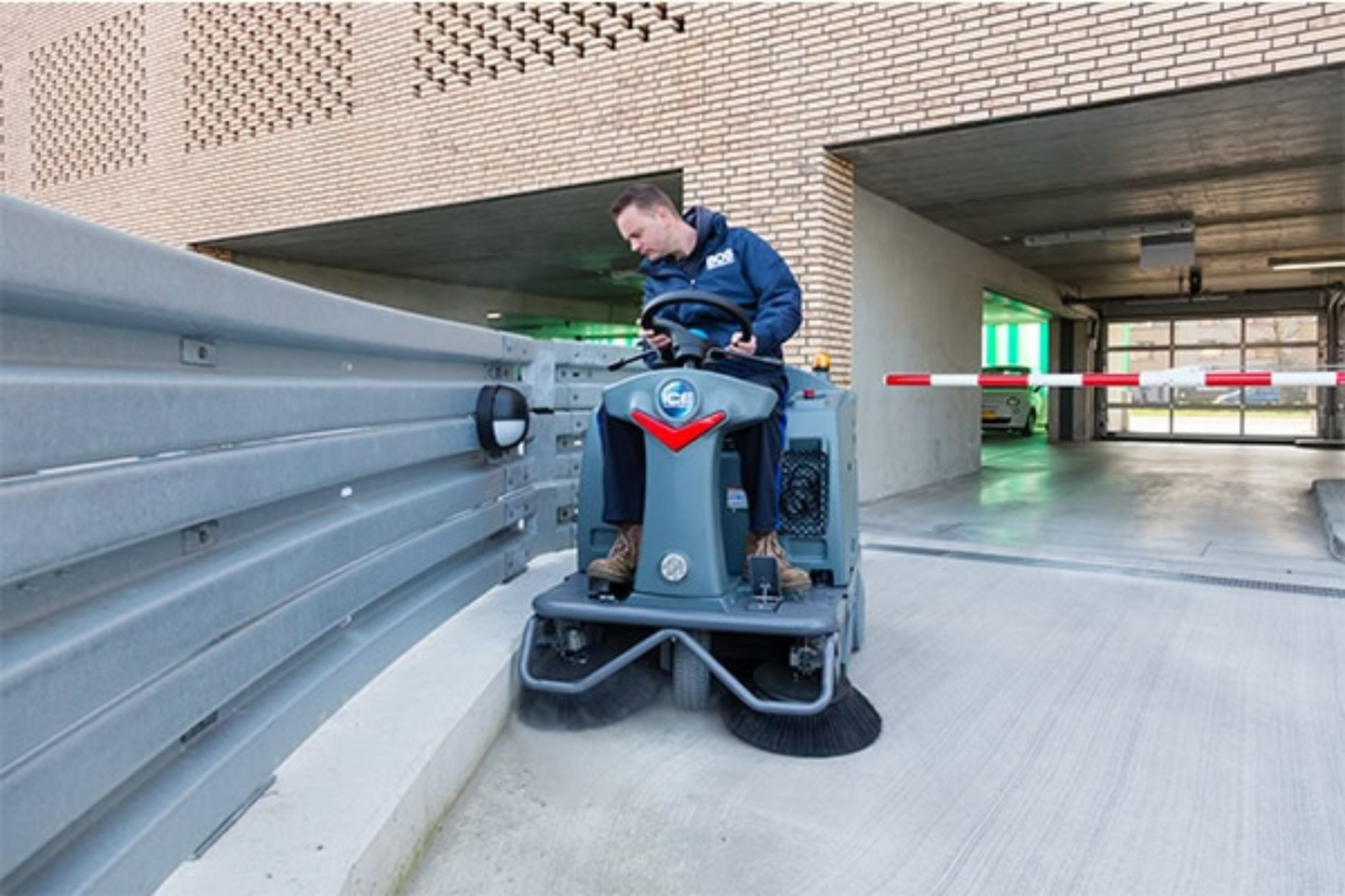 ICE iS1100 Ride-on floor sweeper