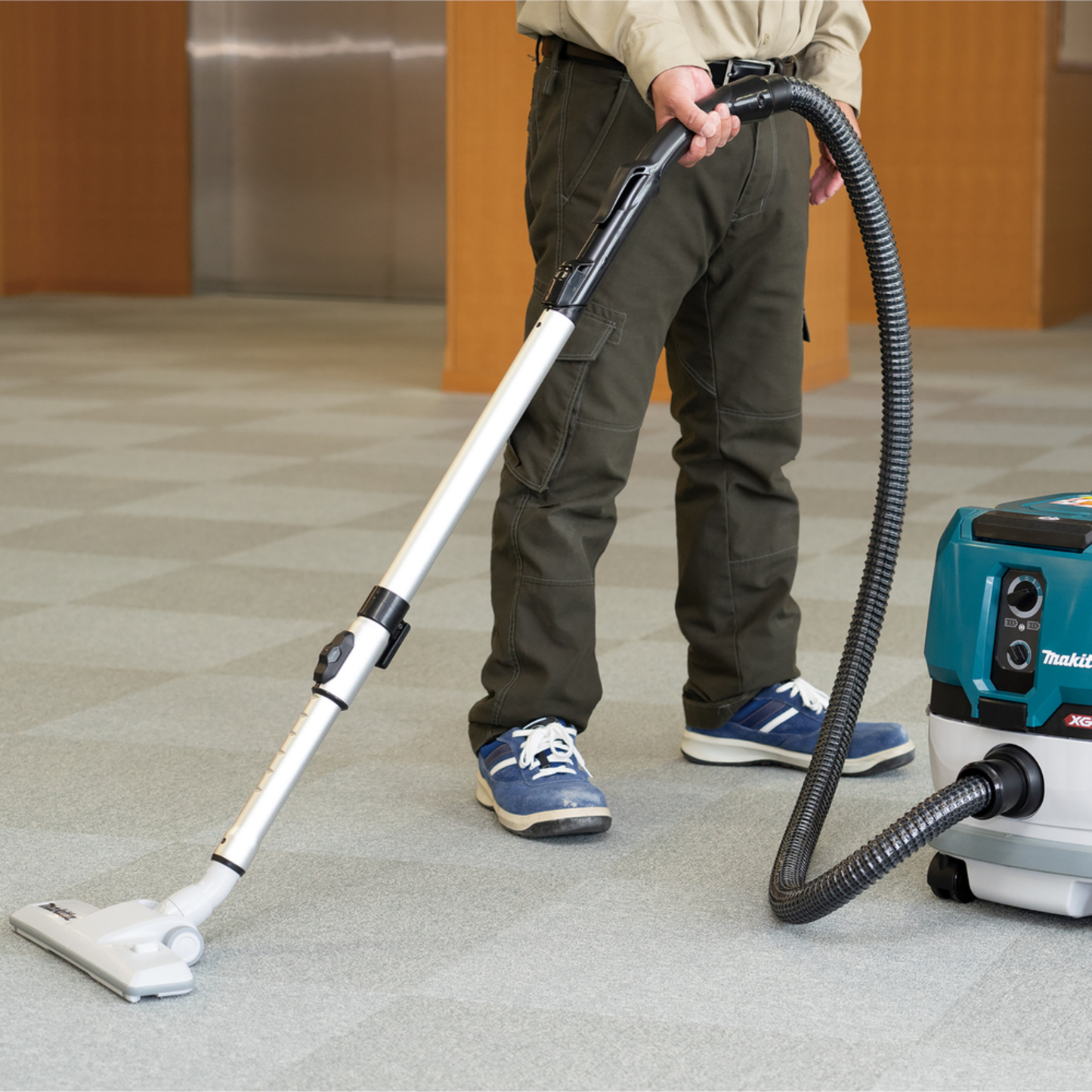 Makita VC001GLZ cordless wet and dry vacuum cleaner with 8L capacity, powerful suction and Dust Class L certification.