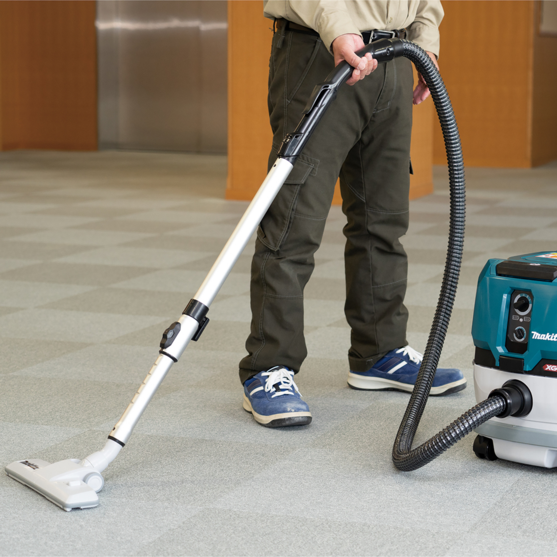 Makita VC001GLZ cordless wet and dry vacuum cleaner with 8L capacity, powerful suction and Dust Class L certification.